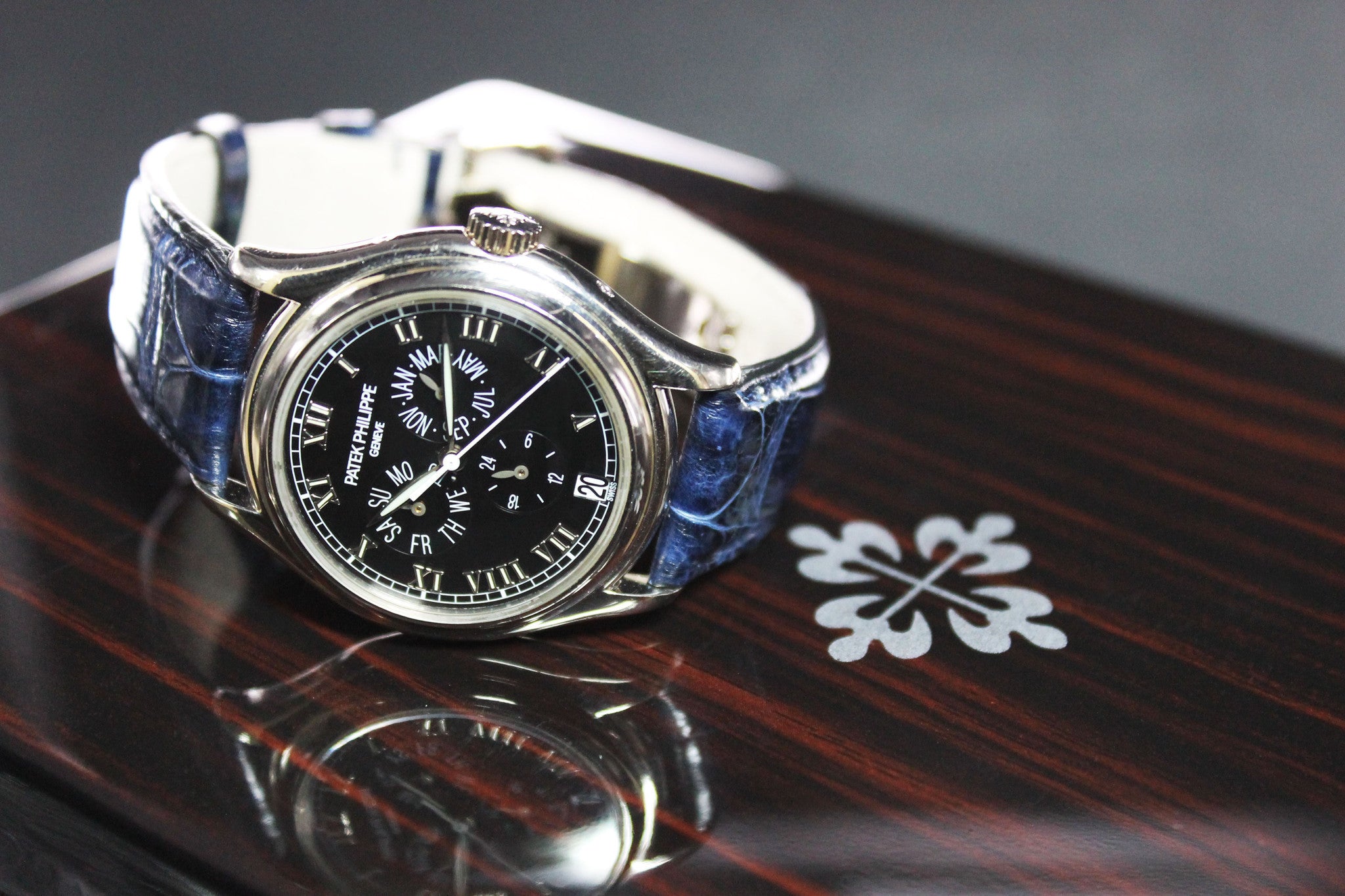 2000 - Patek Philippe Annual Calendar (with Box & Papers) - Momentum Dubai