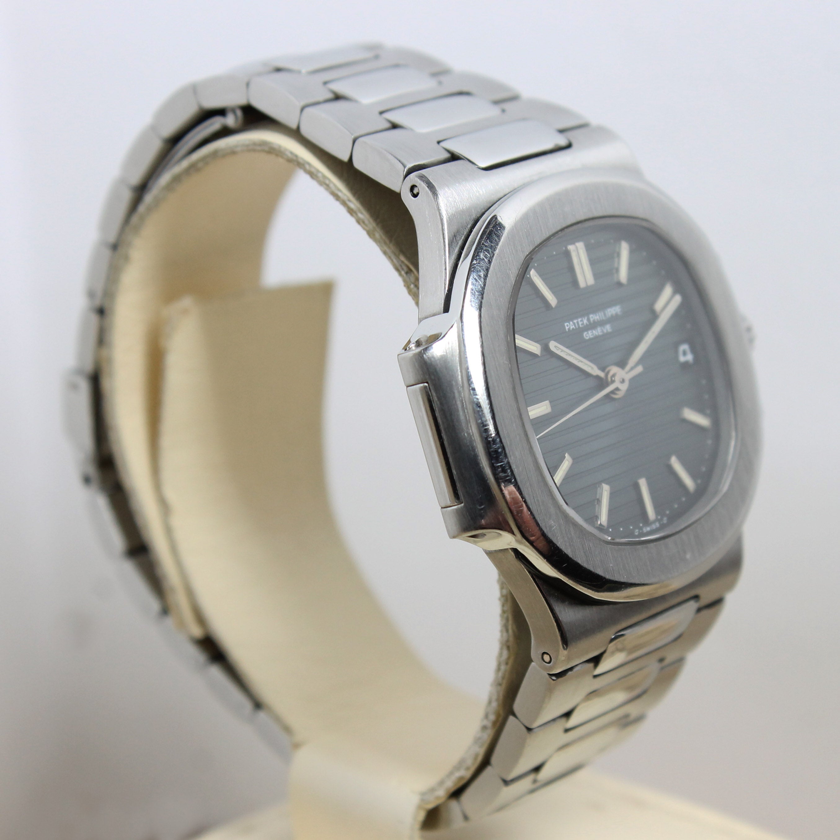 Patek Philippe Nautilus Ref. 3800 Year 1985 (with Box & Papers)